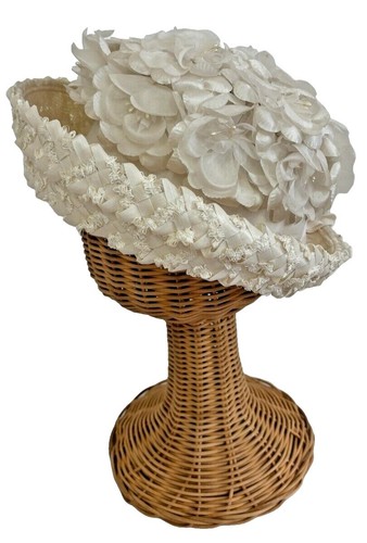 Mod 1960s Coralie White Textured Faux Straw Dome Hat Navy  display picture 1