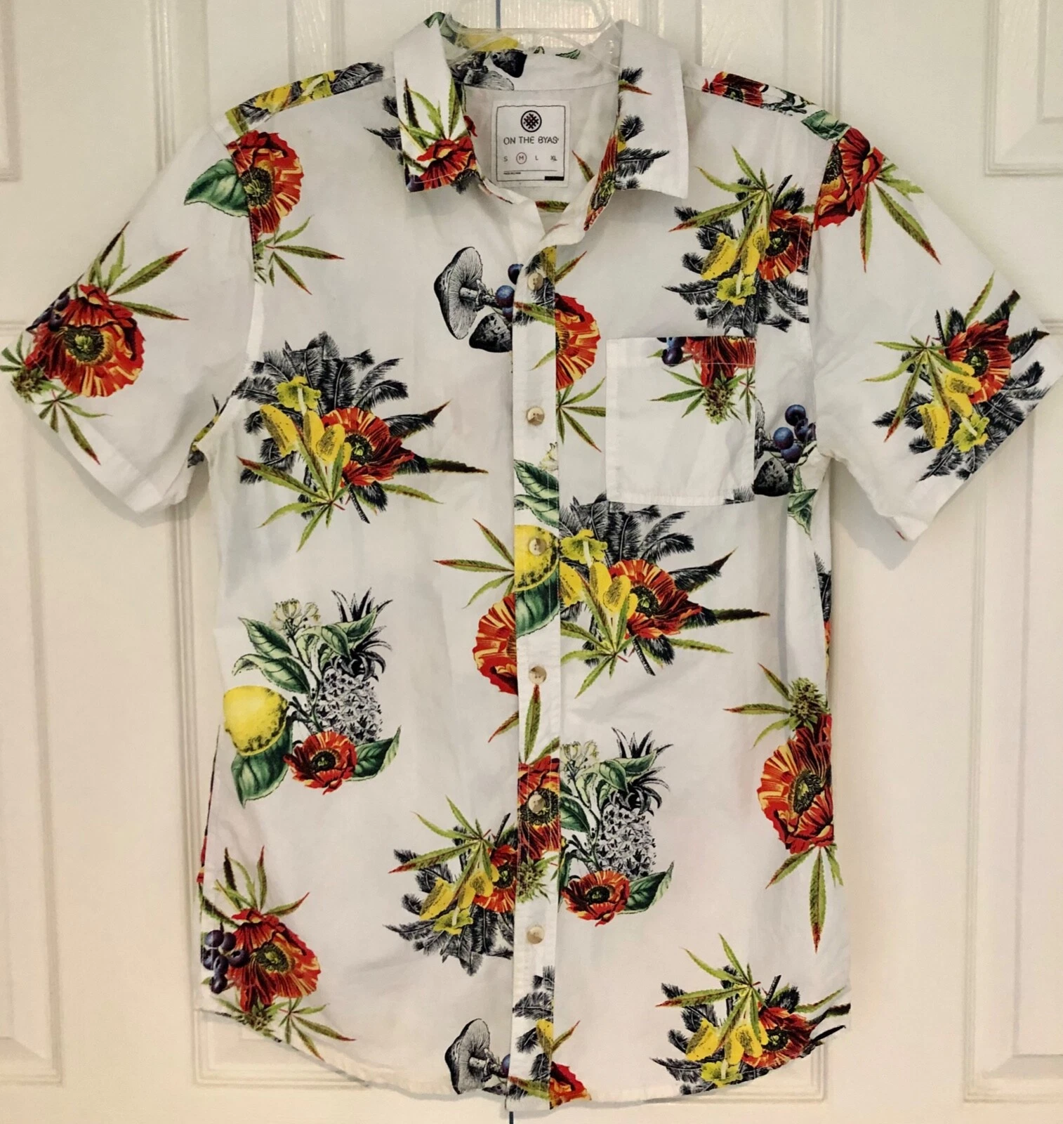 ON THE BYAS Short Sleeve Button Down Shirt - Size Medium
