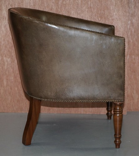 PAIR OF SUBLIME HAND DYED BARREL BACK TUB ARMCHAIRS IN BROWN LEATHER COMFORTABLE - 第 7/12 張圖片