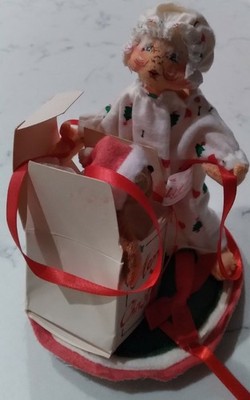 Vintage 1989 Annalee Mobilitee Grandma Granny Opening Christmas Gift Dog Pet