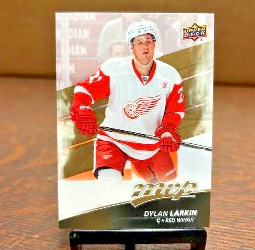 2017-18 Upper Deck MVP Base #25 Dylan Larkin - Detroit Red Wings