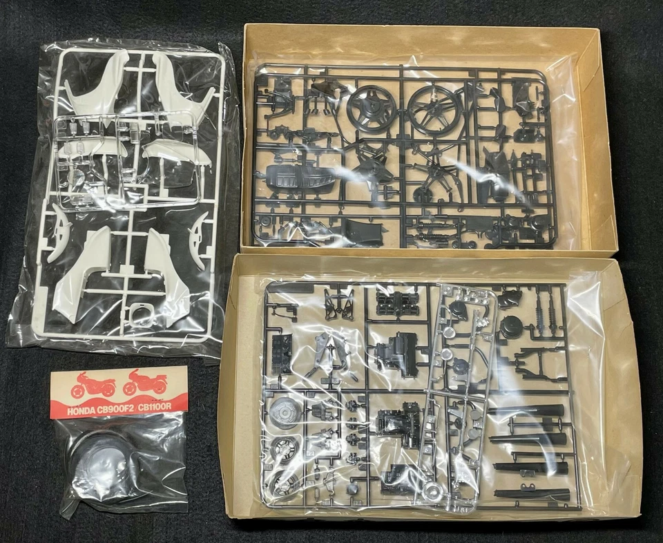 TAMIYA 1408 Kit scala 1/12 HONDA CB1100R (Vintage TAMIYA) - Immagine 3 di 4