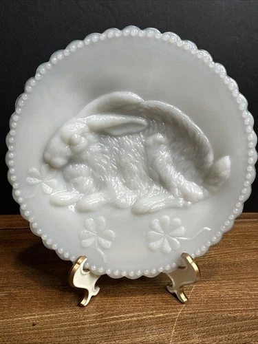 Vtg 7" Milk Glass Lucky Bunny Plate/Candy Dish Easter Spring Clover Design