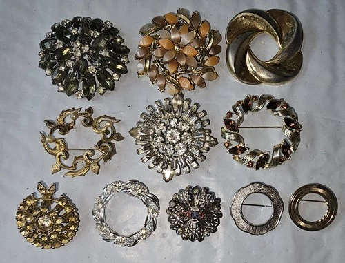 #85 Jewelry Lot, Grandma's  Brooch/ Pins Vintage To Modern Costume