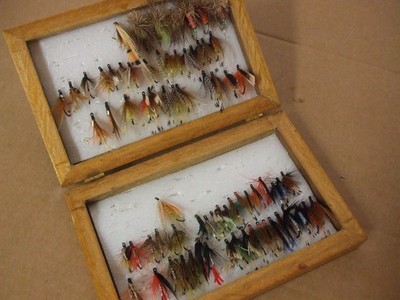 Fliegenbox aus Holz mit Tasche, voller Fliegen