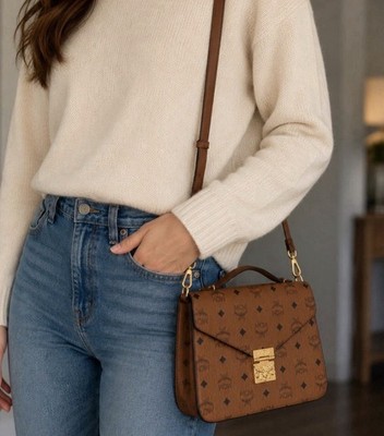 MCM Damen Umhängetasche Crossbody braunes Leder Logo, goldfarb. Verschluss