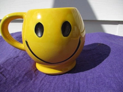 Vintage 1970’s McCoy Pottery USA Ceramic Yellow Smiley Happy Face Mug Coffee Cup