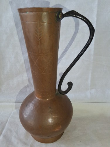 Vase en cuivre Martelé En Bas,Haut avec Motif Et anse En Fer Forgé Ht 24 cm