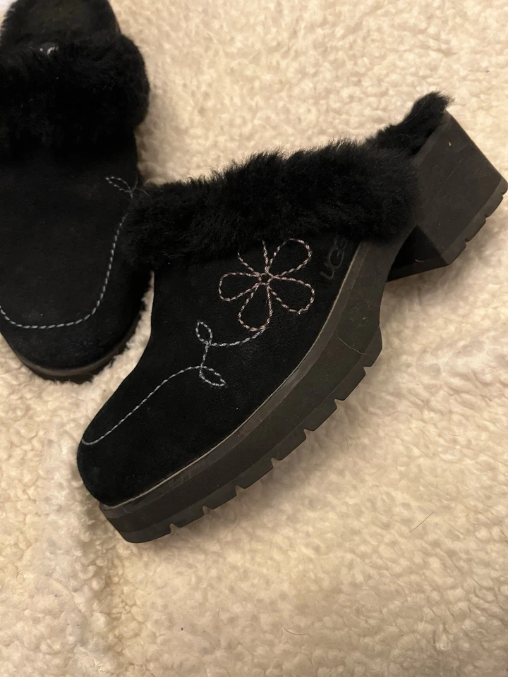 Mules de gamuza negra con costuras florales UGG para mujer Foto 4 de 4