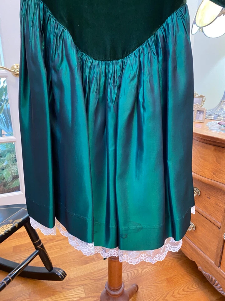 Vestido vintage de terciopelo y satén para niñas  Foto 3 de 4