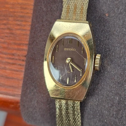 Seiko Womens Gold Tone Oval Mechanical Wind Up Dress Watch Model 11-7039