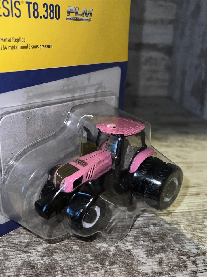 Tractor New Holland Genesis T8.380 escala 1/64 con doble fundido a presión rosa Ertl Foto 3 de 4