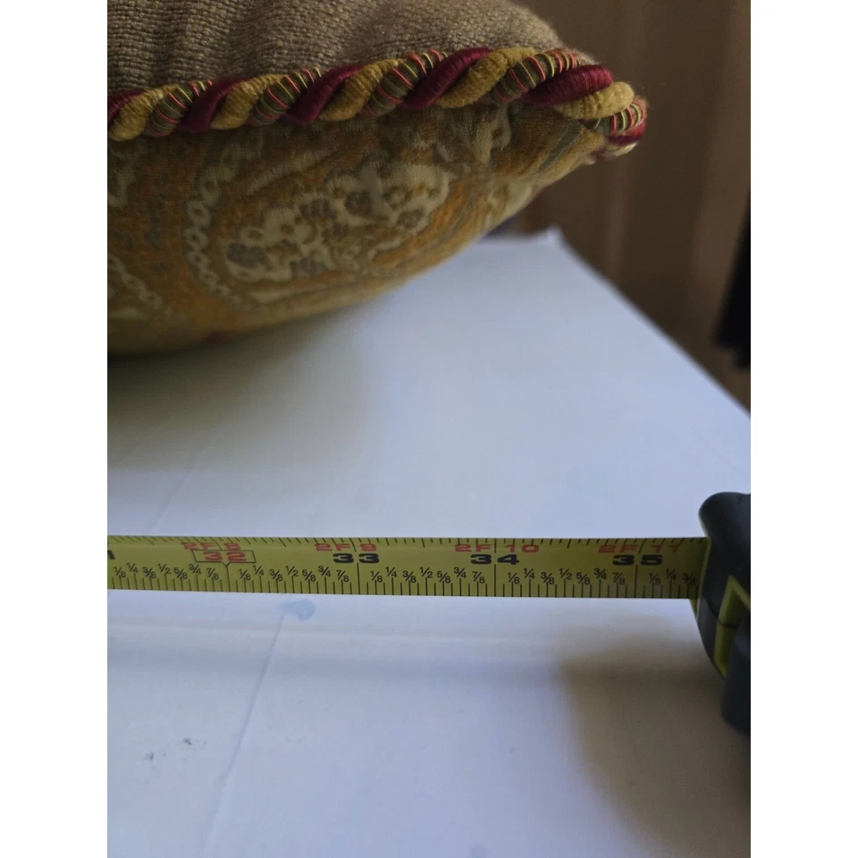 Almohada de jacquard dorada y roja Eastern Accents con ribete trenzado 35" X 20" Foto 4 de 4