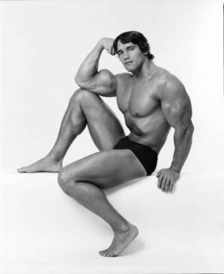 Arnold Schwarzenegger posing at the top of his form in October 1976 Old Photo 50