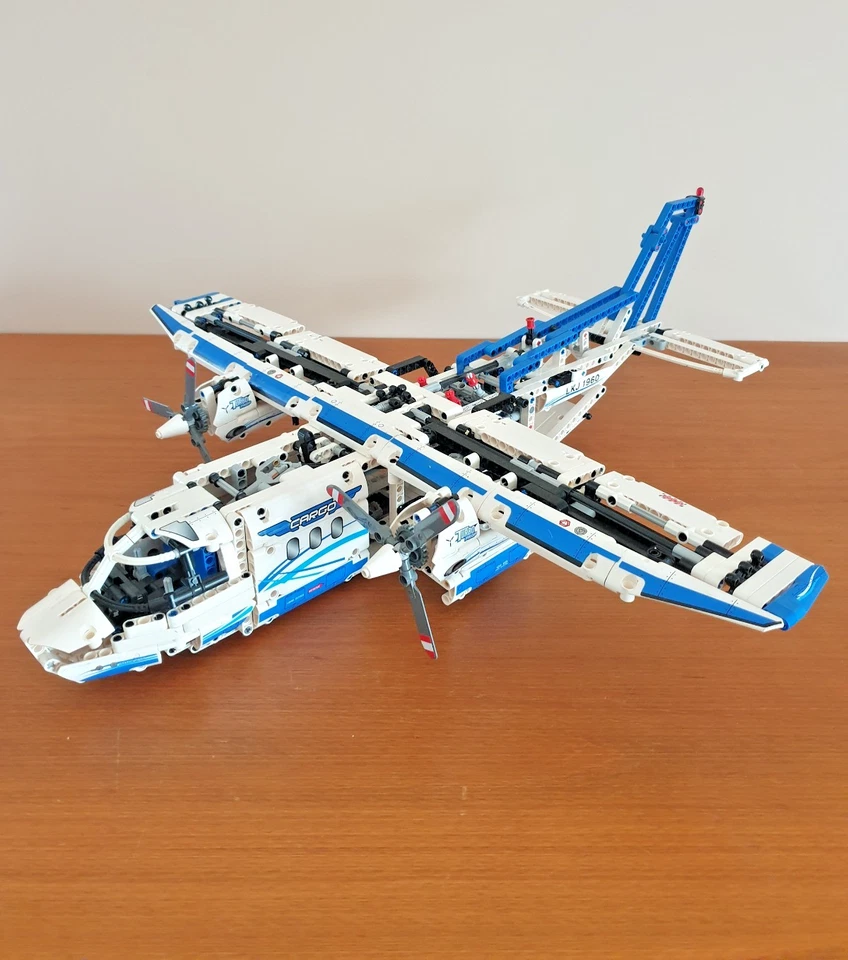 LEGO Technic 42025 Cargo Plane, photo 1 sur 5