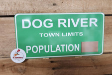 Letrero DOG RIVER POBLATION, similar a CORNER GAS, canadiense, DOG RIVER