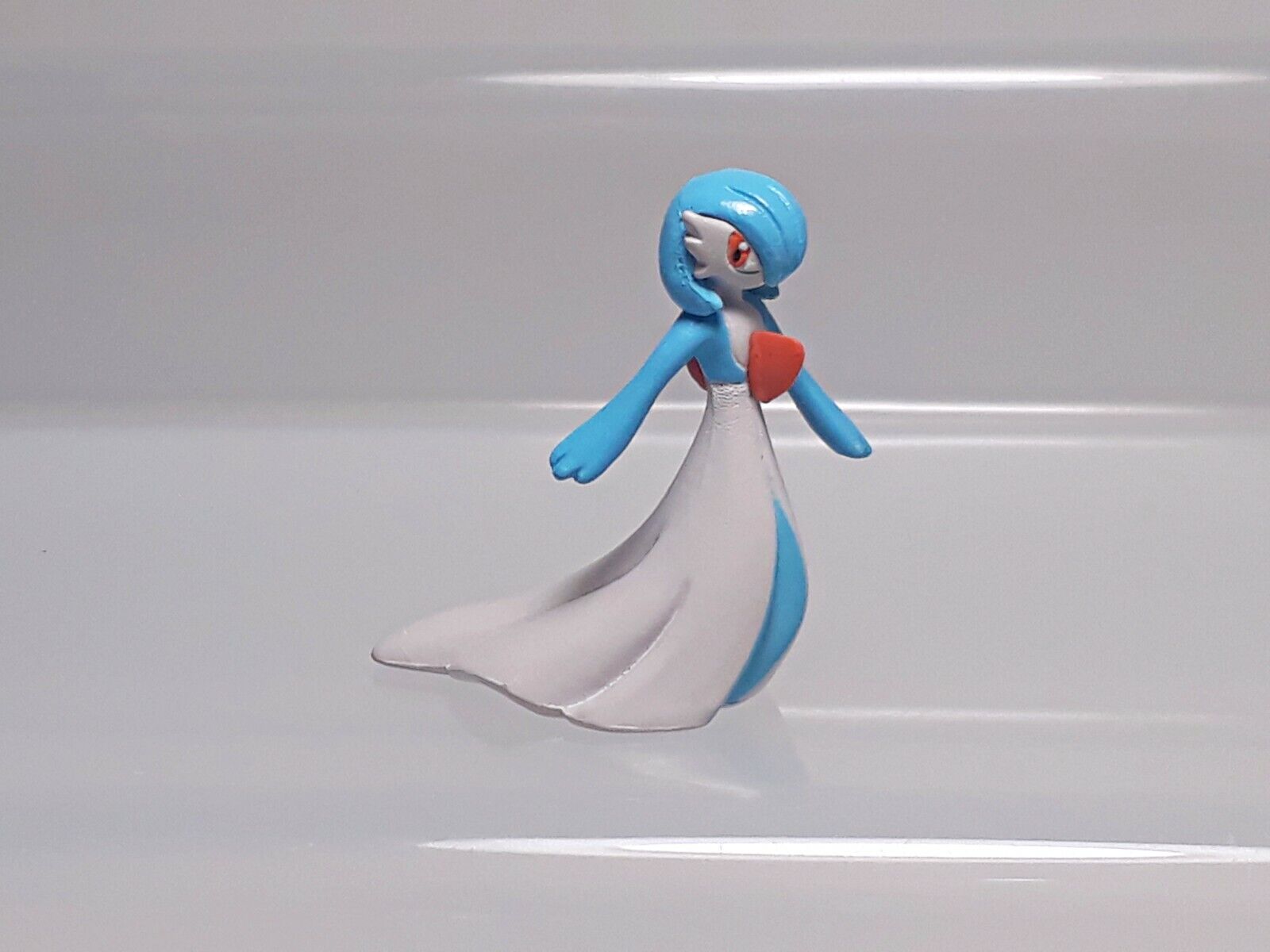 Full-body gardevoir in the snow