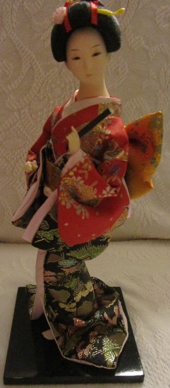 Doll: Riren Craftwork 12" Japanese Geisha w/Fan Porcelain Doll.