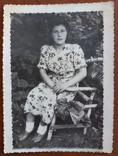 1954 Donna seduta su una panchina in giardino. Vecchia foto d'epoca sovietica...