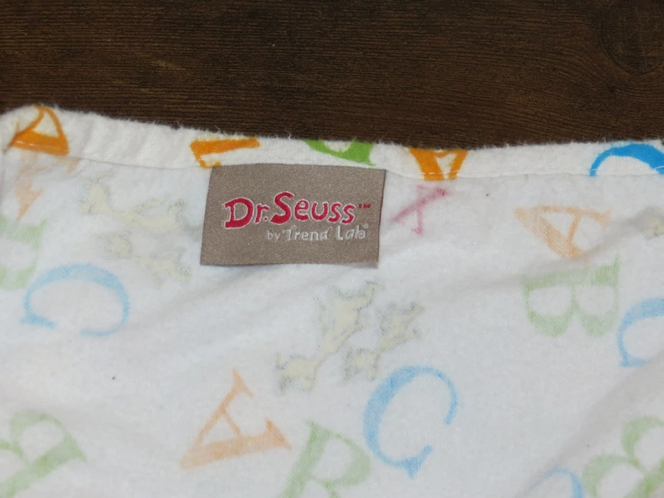 Manta para bebé Dr. Seuss Nursery de Trend Lab franela envoltura más grande 46x44" delgada Foto 2 de 2