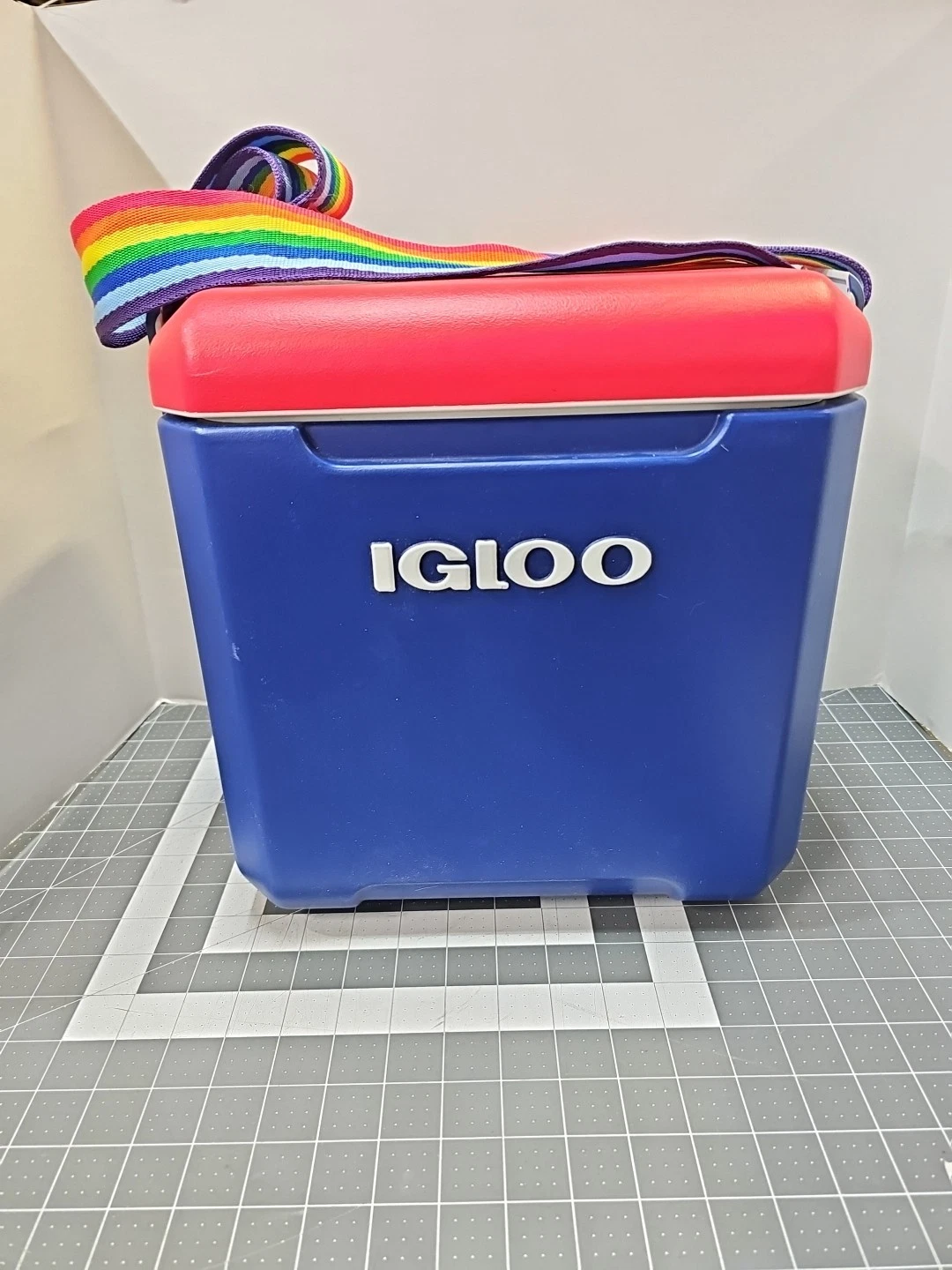 Igloo Tag Along Too Cooler 11qt Pride Hard Sided Blue Red Rainbow Strap Beach