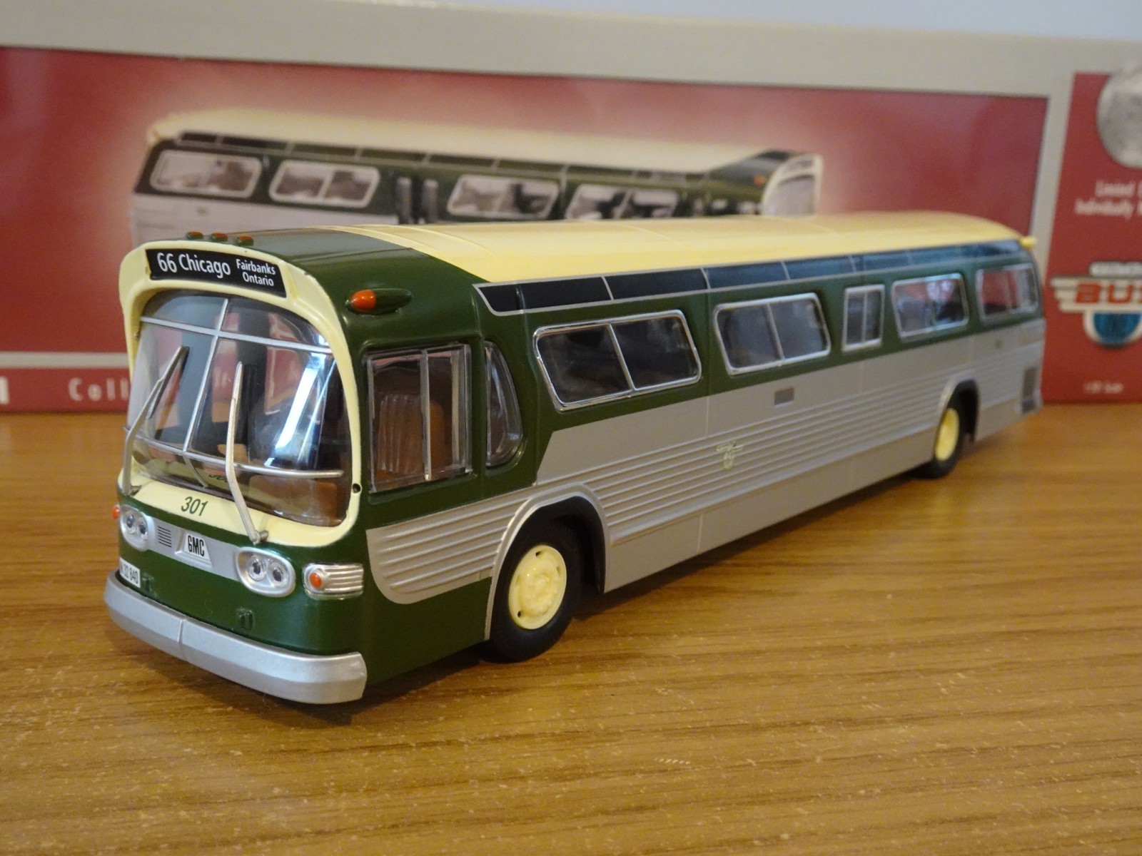 CORGI CLASSICS CHICAGO TRANSIT GENERAL MOTORS GM FISHBOWL BUS MODEL US54310 1:50