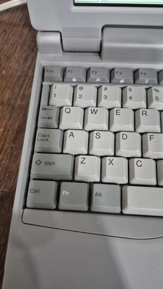 Vintage TOSHIBA Satellite Laptop 205CDS/810 PA1234U TESTED. Powers On Windows 95 - Image 4 of 4