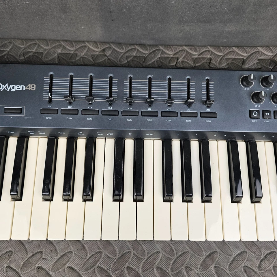 M-Audio Oxygen 49 (3rd Gen) USB MIDI Keyboard Controller W/Sliders & Knobs - Image 3 of 4