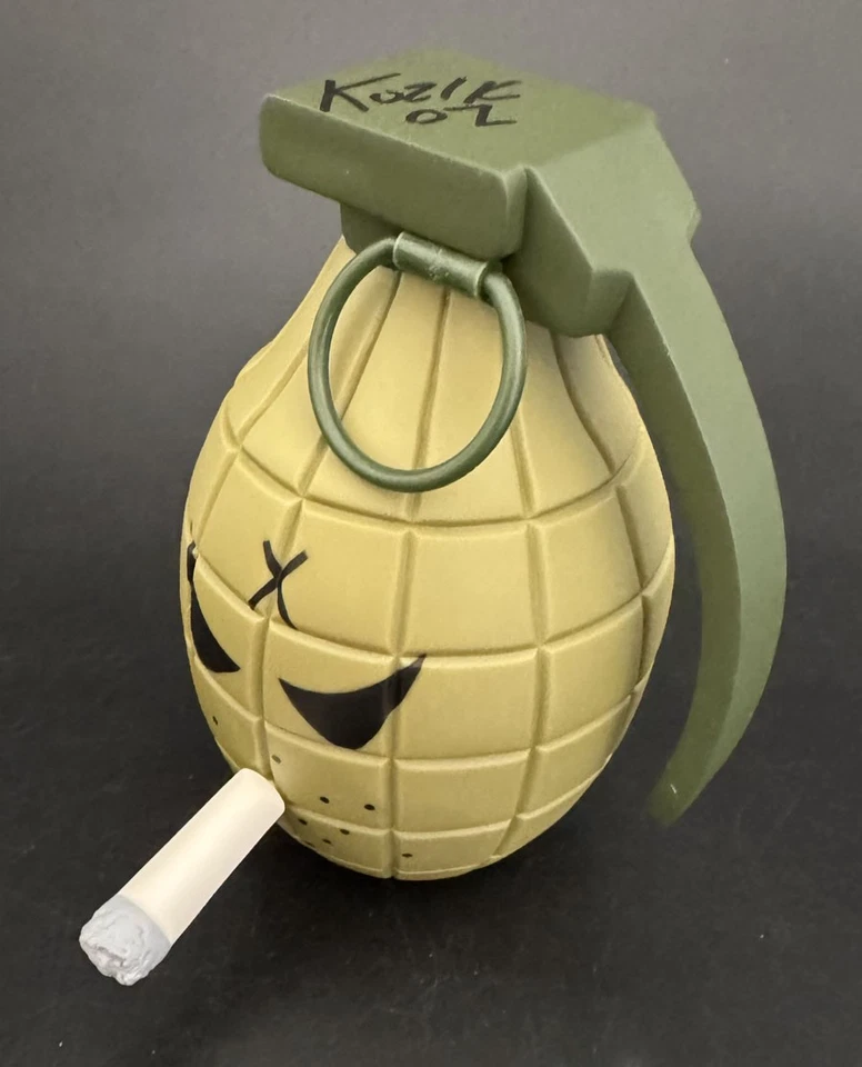 Frank Kozik FIRMADO Kidrobot 2007 5" Green Sarge Mongers AUTOGRAFIADO Mongerforce Foto 3 de 4