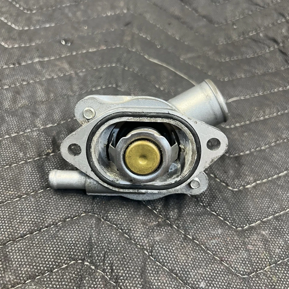  Termostato motor Suzuki GSXR 750. Termostato motor Suzuki GSXR 750 Foto 2 de 3