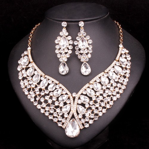 Collier de mariée glamour avec pendentif en strass sur une chaîne en