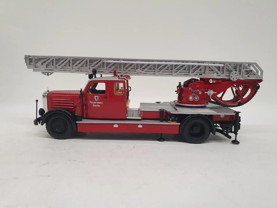 1/43 VERY RARE MERCEDES-BENZ LOD3750 DL26 FEUERWEHR BERLIN MINICHAMPS 439035370 - Image 2 of 4