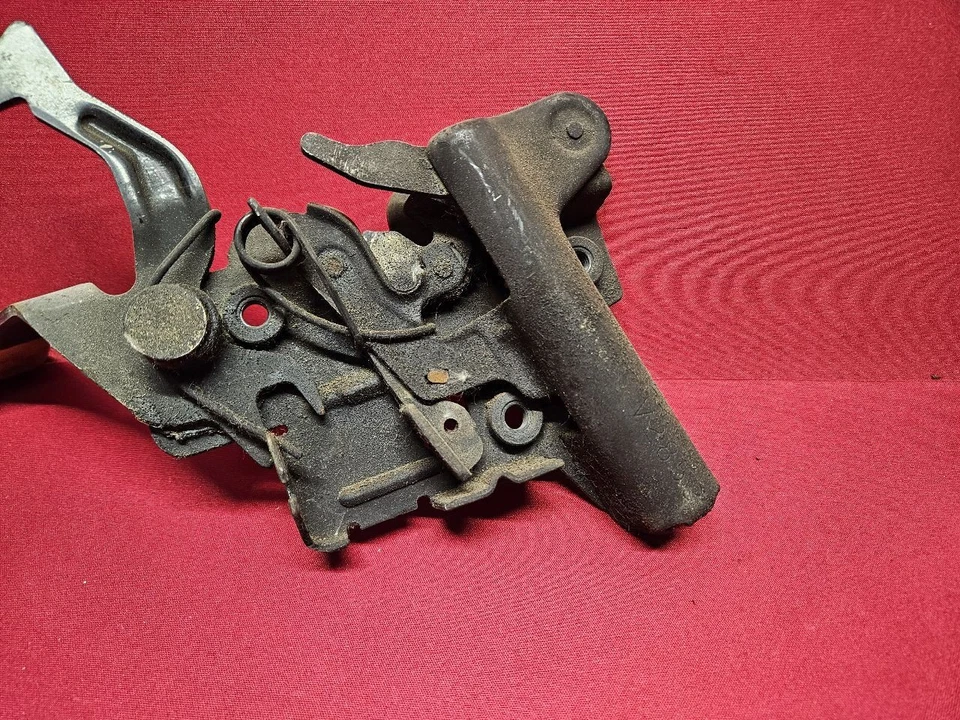 1995-1999 Oldsmobile Aurora Primary Hood Latch Lock Actuator 16634838 - Image 3 of 4