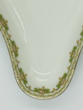 Une invitation blanche avec une bordure verte et une bordure dorée