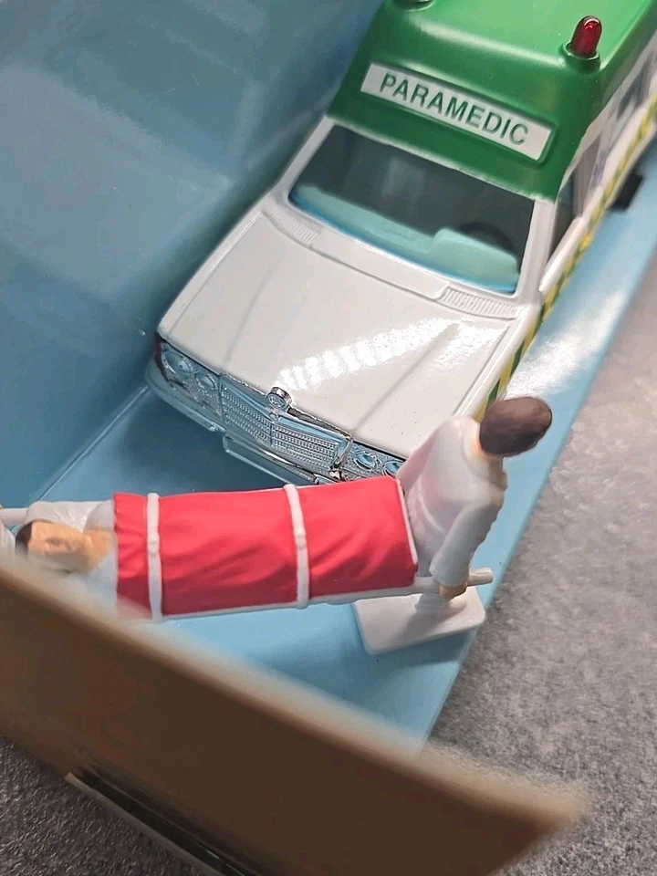 Фигурки Corgi 57301 - Bonna Paramedic Ambulance & Bearers / Patient. В коробке.  - Изображение 4 из 4