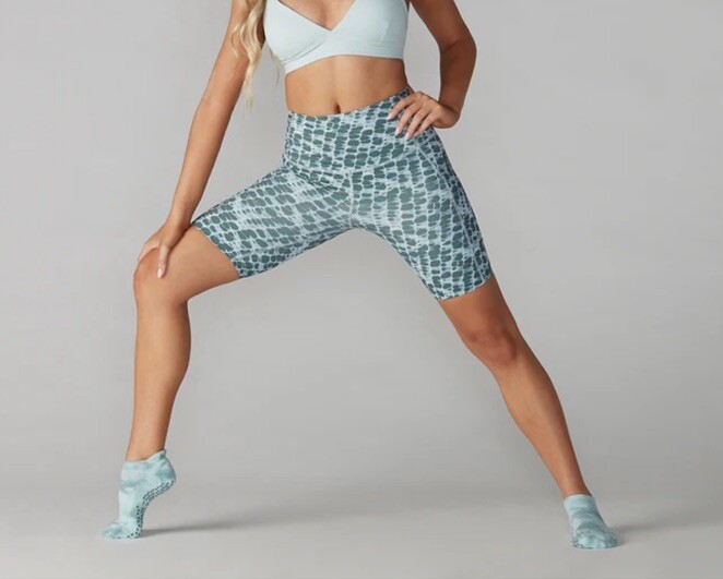 Tavi Active High Waisted Stash & Dash Biker Shorts SMALL in Pebble Tie Dye NWT-image