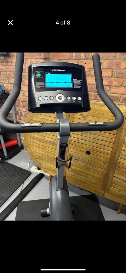 Life Fitness C3 Upright Cycle with GO Console | Exercise Bike | Gym ...