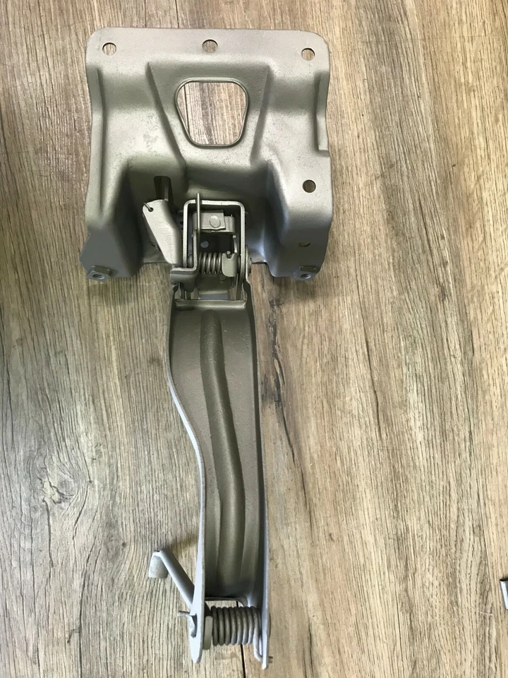 1966 66 PONTIAC BEAUMONT SPORT DELUXE USED GM HOOD RELEASE HANDLE ASSEMBLY OEM - Image 4 of 4