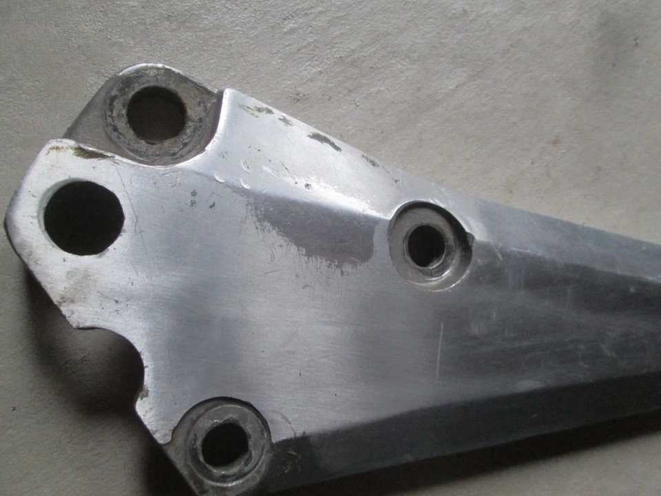 SOPORTE SILENCIADOR IZQUIERDO SUZUKI OEM GS400 / GS450 VARIOS AÑOS 43821-44110 Foto 2 de 4