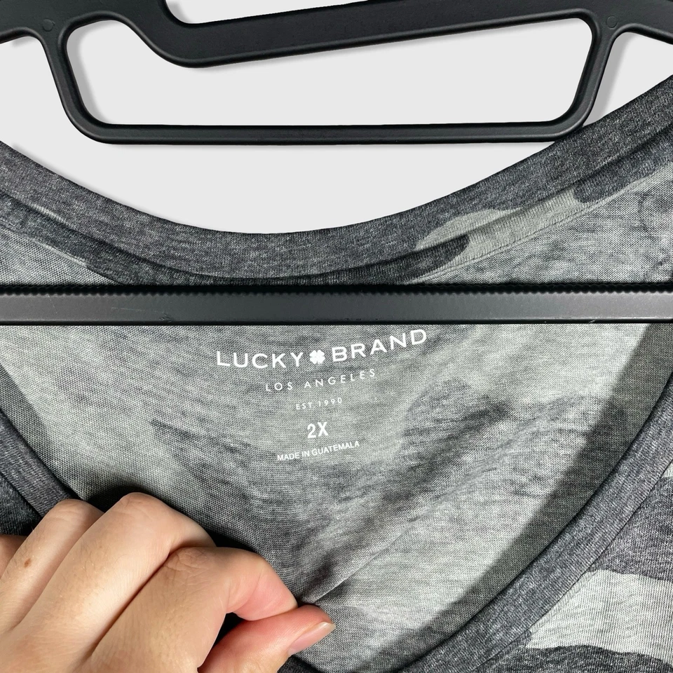 Camiseta Top Lucky Brand Cuello en V Mujer 2X Verde Camuflaje Básico Ligero Foto 3 de 4