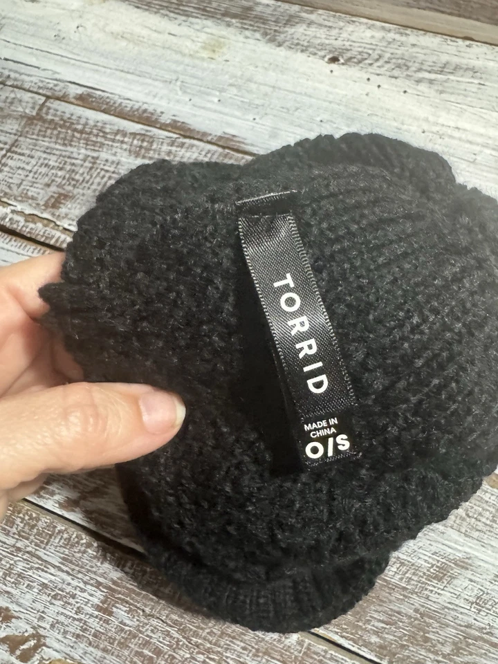 Tobogán negro Torrid OS con pompón Foto 2 de 2