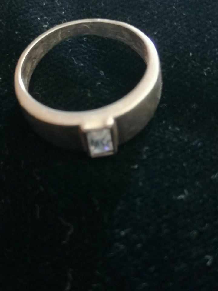 Anello da donna in argento con zircone centrale solitario - Immagine 4 di 4