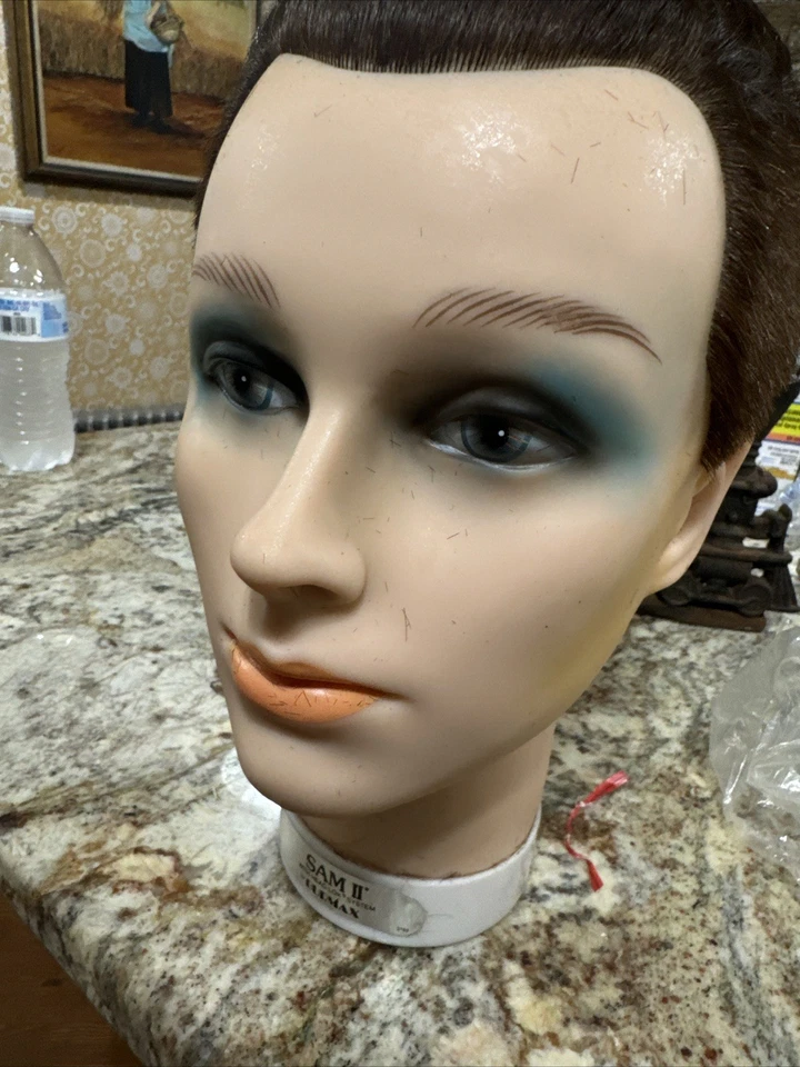 Maniquí para cabello y maquillaje Sam Ii de Burmax Foto 3 de 4
