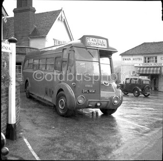 MEDIUM S/W NEGATIV LONDON TRANSPORT/CASTLE COACHES LEYLAND TIGER BUS TF1 1940er