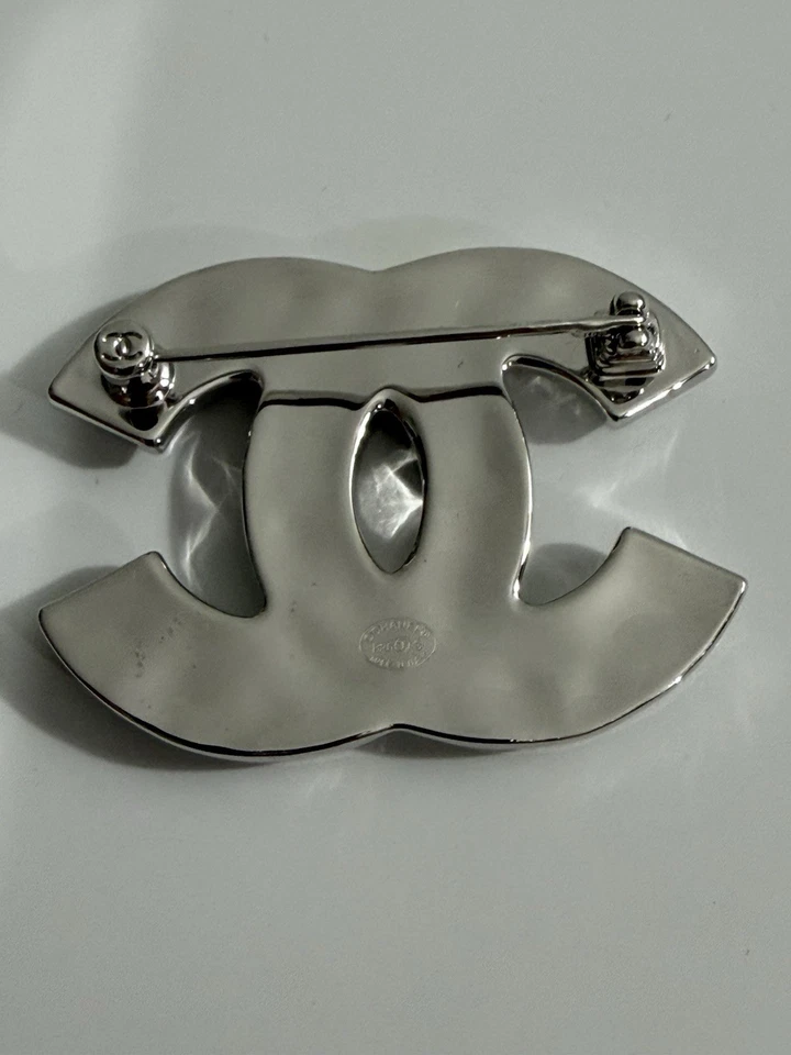 Broche Chanel Clásico Logo Pin Blanco Plata Estampado PREMADO EXCELENTE ESTADO Foto 3 de 3