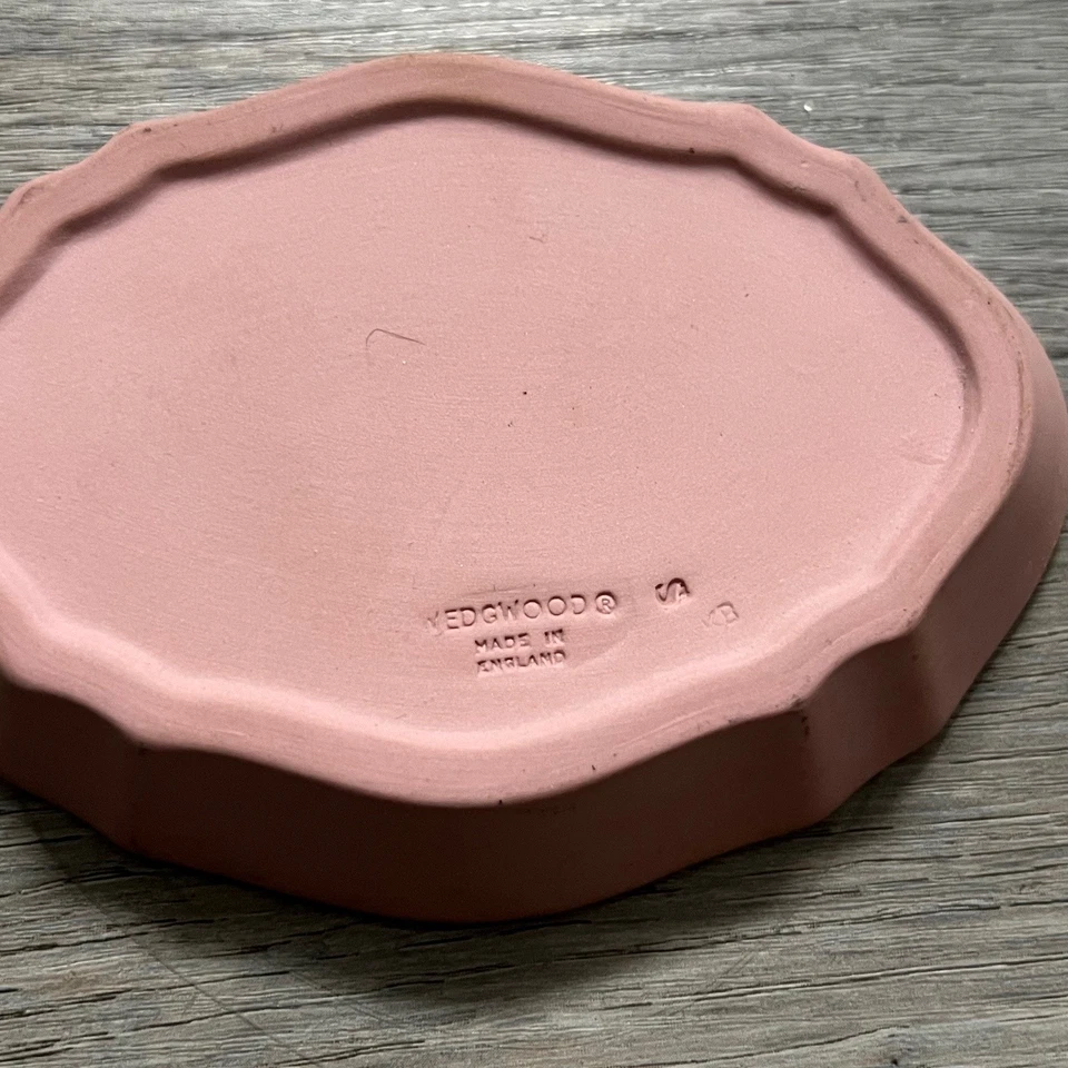 Plato de baratija ovalado de jaspe rosa Wedgwood querubines blancos en juego hecho en Inglaterra Foto 3 de 4