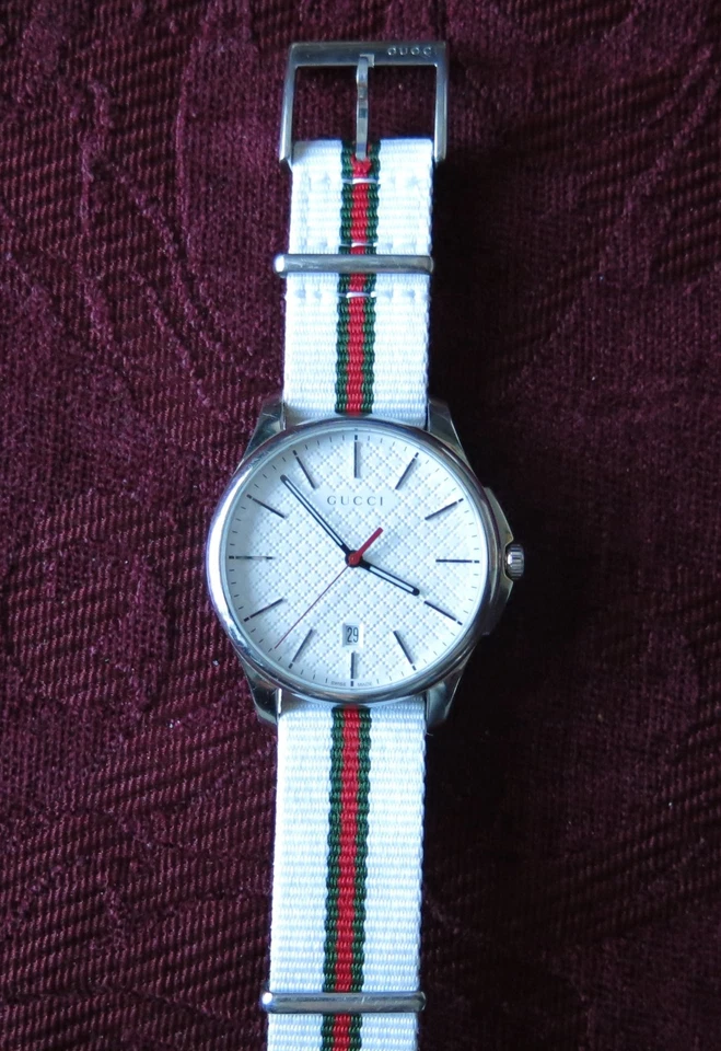 Correa de nailon Gucci para hombre hecha en Suiza G-Timeless de acero inoxidable blanco verde rojo Foto 2 de 4