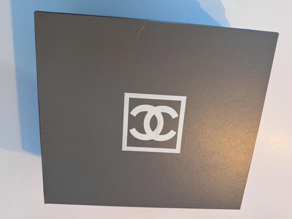 Chanel women’s 39 hi-top tennis shoes vintage excellent condition - Image 3 of 4