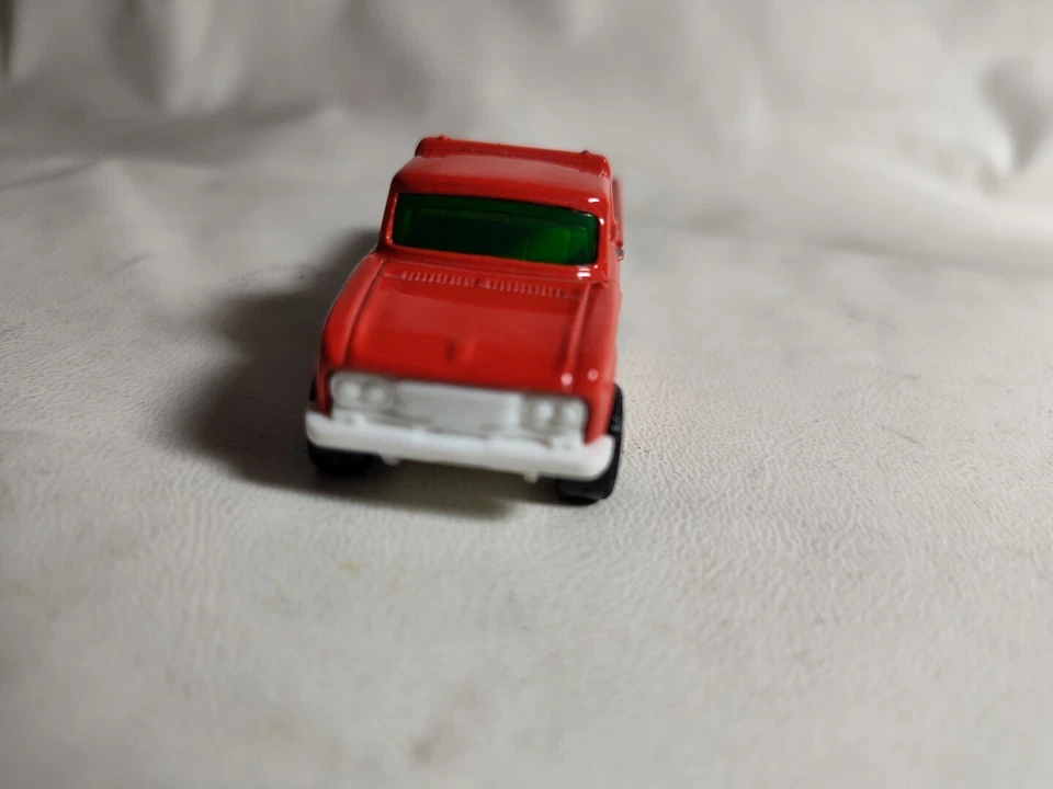Camión de reparto Matchbox '62 Nissan Junior Sriracha salsa rojo 1:64 - usado Foto 3 de 4