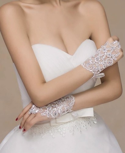 Elegant Lace Bridal Gloves - One Size - Picture 2 of 5